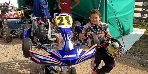 enzo-devant-son-mini-kart